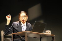 かるがも団地 第8回本公演 マグカルシアター参加作品「静流、白むまで行け」より。（撮影：古戸森陽乃）