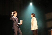 かるがも団地 第8回本公演 マグカルシアター参加作品「静流、白むまで行け」より。（撮影：古戸森陽乃）