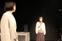 かるがも団地 第8回本公演 マグカルシアター参加作品「静流、白むまで行け」より。（撮影：古戸森陽乃）