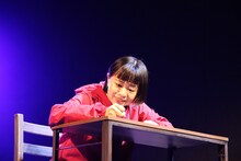 かるがも団地 第8回本公演 マグカルシアター参加作品「静流、白むまで行け」より。（撮影：古戸森陽乃）