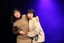 かるがも団地 第8回本公演 マグカルシアター参加作品「静流、白むまで行け」より。（撮影：古戸森陽乃）