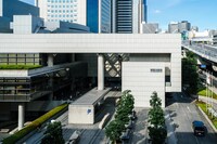 東京・新国立劇場の外観。