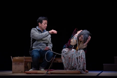 トリコ・A演劇公演2023「そして羽音、ひとつ」より。（撮影：羽鳥直志）