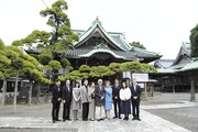 東京・柴又帝釈天を訪れた初春新派公演「東京物語」出演者と、脚本・演出の山田洋次（中央）。