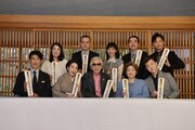 初春新派公演「東京物語」出演者と、脚本・演出の山田洋次（下段中央）。