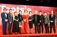 ミュージカル「トッツィー」製作発表記者会見の登壇者たち。