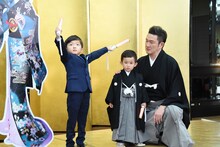 自由にポーズを決める小川陽喜（左）。