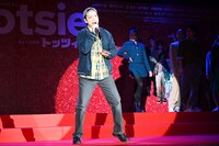 ミュージカル「トッツィー」製作発表記者会見より、歌唱披露する山崎育三郎。