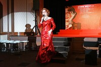 ミュージカル「トッツィー」製作発表記者会見より、「私せっかく綺麗だから、近くで観て」と客席に降りていく山崎育三郎。