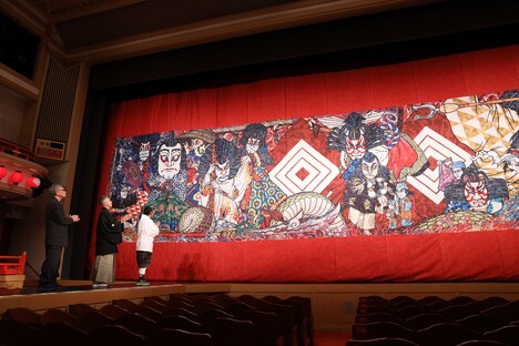 花道手前側から三池崇史、市川團十郎、村上隆。（提供：松竹）