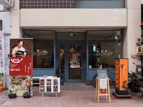林英世「犬を連れた奥さん」より。（撮影：松原豊）