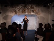 林英世「犬を連れた奥さん」より。（撮影：松原豊）