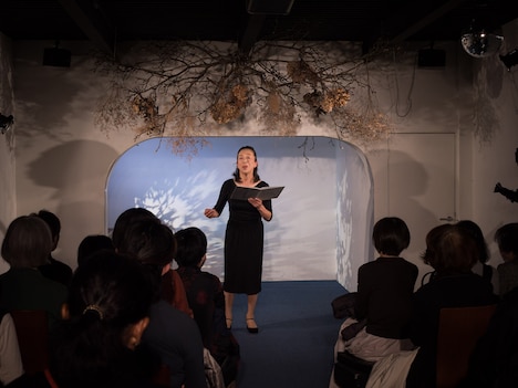 林英世「犬を連れた奥さん」より。（撮影：松原豊）