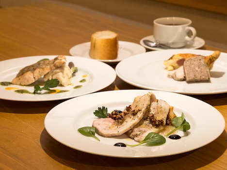 林英世「犬を連れた奥さん」より。（撮影：松原豊）