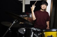 部屋の照明を落として竪山隼太が撮影した谷川さん。（撮影：竪山隼太）