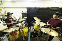 初めてドラムを叩いた竪山隼太（左）と谷川さん。（撮影：平岩享）