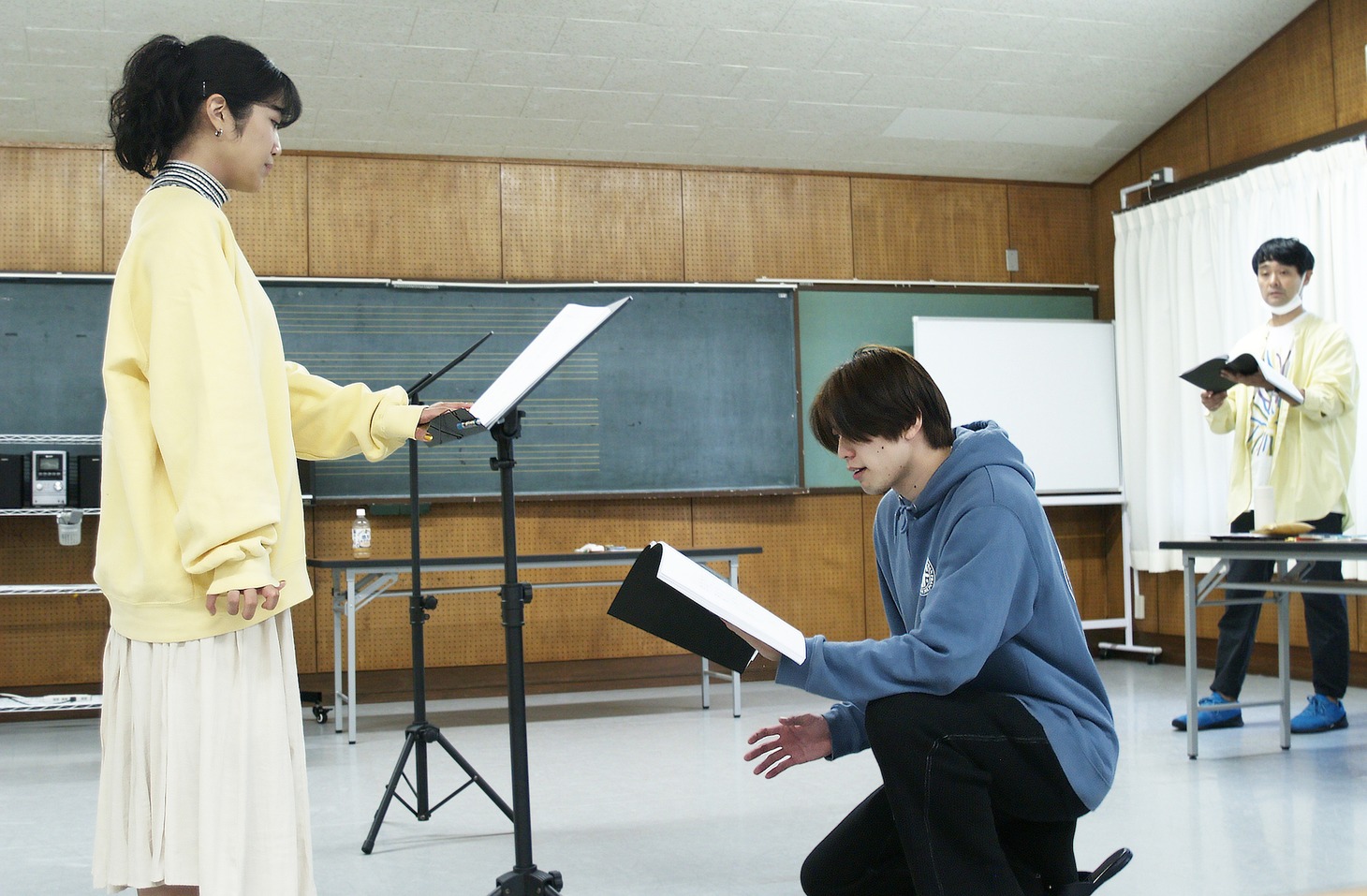 リーディング「鳥ト踊る」稽古の様子。左から斎藤瑠希、東啓介、ノゾエ征爾。