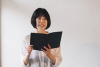 田中遊×広田ゆうみ×行灯社「『耳で楽しむ古事記』～その3 因幡素兎」より、13:00開演回の広田ゆうみ。（撮影：西浦和彦）