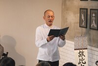 田中遊×広田ゆうみ×行灯社「『耳で楽しむ古事記』～その3 因幡素兎」より、13:00開演回の田中遊。（撮影：西浦和彦）