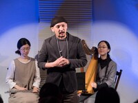 田中遊×広田ゆうみ×行灯社「『耳で楽しむ古事記』～その3 因幡素兎」より、19:00開演回であいさつするプログラムディレクターの志賀亮史。（撮影：松原豊）