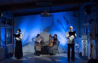 田中遊×広田ゆうみ×行灯社「『耳で楽しむ古事記』～その3 因幡素兎」より、19:00開演回の様子。（撮影：松原豊）