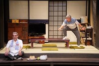 青年団プロデュース公演「馬留徳三郎の一日」より。（撮影：三浦雨林）