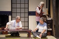 青年団プロデュース公演「馬留徳三郎の一日」より。（撮影：三浦雨林）