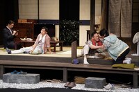 青年団プロデュース公演「馬留徳三郎の一日」より。（撮影：三浦雨林）