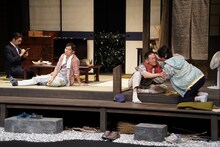 青年団プロデュース公演「馬留徳三郎の一日」より。（撮影：三浦雨林）