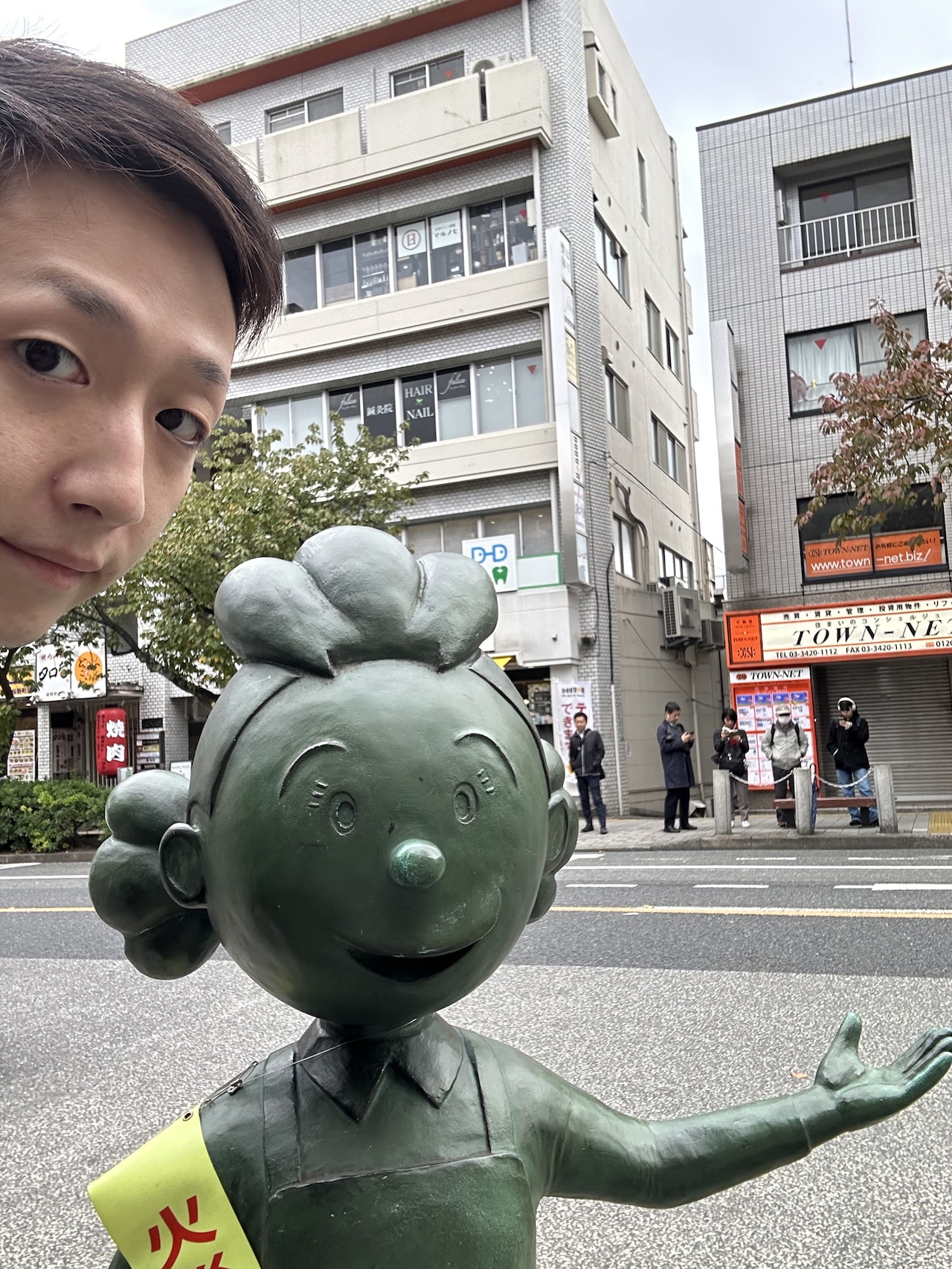 ひょっこり米吉と並ぶ、髪型が特徴的なこのキャラクターは…。