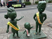 火災予防運動に勤しむ、フグ田一家。デザインの元になっているのは、アニメ版ではなくマンガ版のもの。