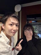 米吉からノリノリで指を指され、恥ずかしげに笑みを浮かべているこの女性の正体は。