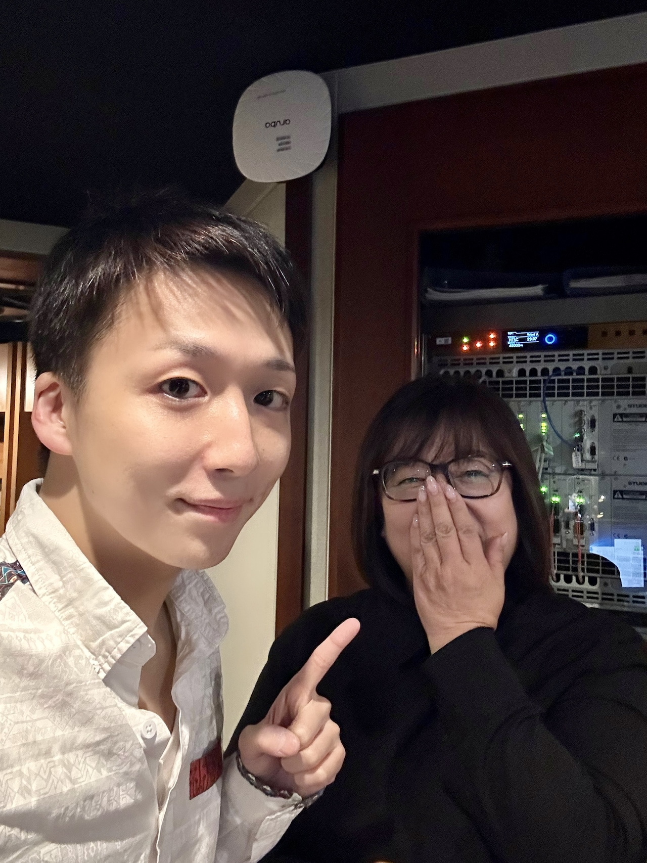 米吉からノリノリで指を指され、恥ずかしげに笑みを浮かべているこの女性の正体は。