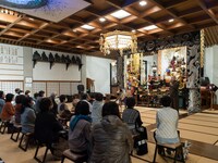 西本浩明「芋虫」19:00時開演回より、本堂で住職の話を聞く観客の様子。（撮影：松原豊）