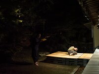 西本浩明「芋虫」19:00時開演回より。（撮影：松原豊）