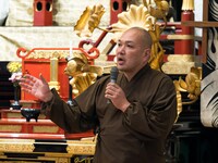 西本浩明「芋虫」19:00時開演回より、住職が観客に話をする様子。（撮影：松原豊）