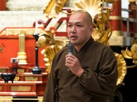 西本浩明「芋虫」19:00時開演回より、住職が観客に話をする様子。（撮影：松原豊）