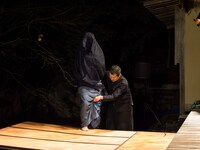 西本浩明「芋虫」19:00時開演回より。（撮影：松原豊）