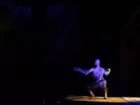 西本浩明「芋虫」19:00時開演回より。（撮影：松原豊）