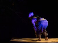 西本浩明「芋虫」19:00時開演回より。（撮影：松原豊）