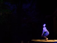 西本浩明「芋虫」19:00時開演回より。（撮影：松原豊）