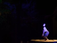 西本浩明「芋虫」19:00時開演回より。（撮影：松原豊）