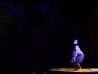 西本浩明「芋虫」19:00時開演回より。（撮影：松原豊）