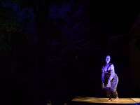 西本浩明「芋虫」19:00時開演回より。（撮影：松原豊）