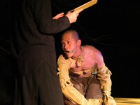 西本浩明「芋虫」19:00時開演回より。（撮影：松原豊）