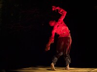 西本浩明「芋虫」19:00時開演回より。（撮影：松原豊）