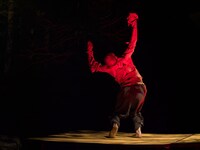 西本浩明「芋虫」19:00時開演回より。（撮影：松原豊）