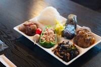 おばんざいバルすみすの“すみすおばんざいシリーズ”。（撮影：森井一鷹）