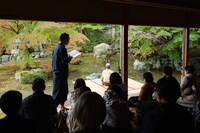 西本浩明「芋虫」13:00時開演回より。（撮影：森井一鷹）