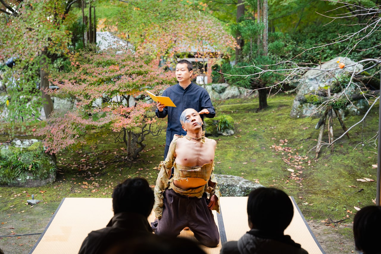 西本浩明の語りと松本拓也の身体が絡み合う、四天王寺の庭で聴く「芋虫」